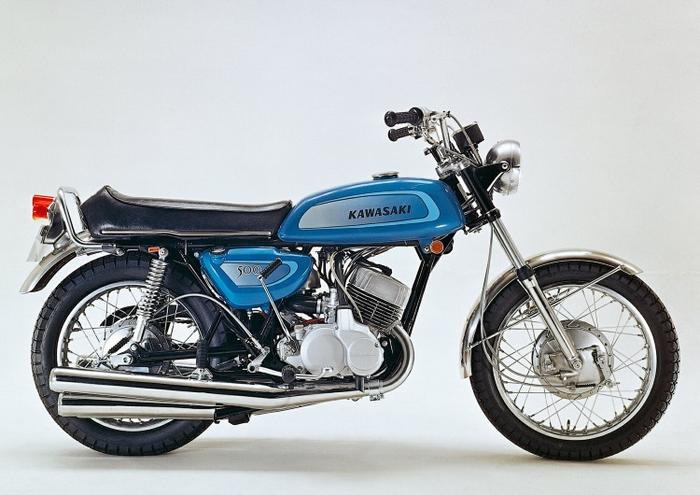 絵画風 壁紙ポスター (はがせるシール式) カワサキ 500-SS H1 マッハ3 青 1971年 伝説のバイク キャラクロ K5SS-016A2 (A2版 594mm×420mm) ＜日本製＞ ウォールステッカー お風呂ポスター