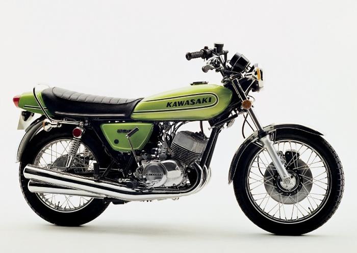 絵画風 壁紙ポスター (はがせるシール式) カワサキ 500-SS H1 マッハ3 緑 1973年 伝説のバイク キャラ..