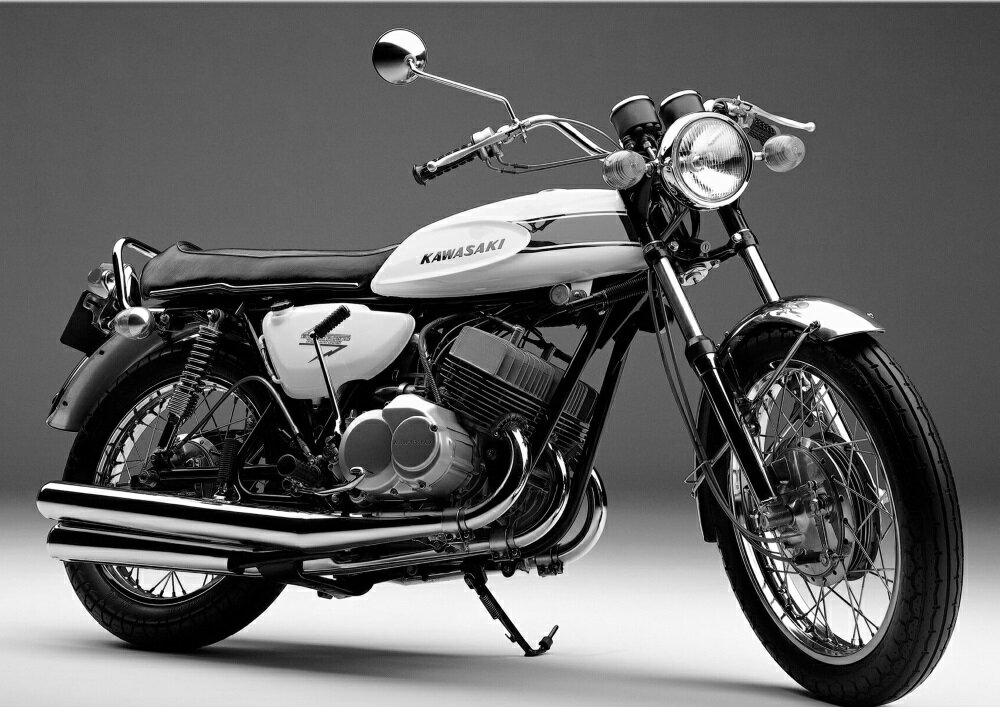 絵画風 壁紙ポスター (はがせるシール式) カワサキ 500SS 初期型H1 マッハ3 1969年 伝説のバイク モノクロ キャラクロ K5SS-002A1 (A1版 830mm×585mm) ＜日本製＞ ウォールステッカー お風呂ポスター