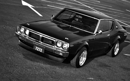 絵画風 壁紙ポスター (はがせるシール式) 日産 スカイライン 2000GT-R KPGC110型 ケンメリ ダットサン 240K 1974年 モノクロ キャラクロ C110-006W2 (ワイド版 603mm×376mm) <日本製> ウォールステッカー お風呂ポスター 絵画風 壁紙ポスター (はがせるシール式) 日産 スカイライン 2000GT-R KPGC110型 ケンメリ ダットサン 240K 1974年 モノクロ キャラクロ C110-006W2 (ワイド版 603mm×376mm) <日本製> ウォールステッカー お風呂ポスター