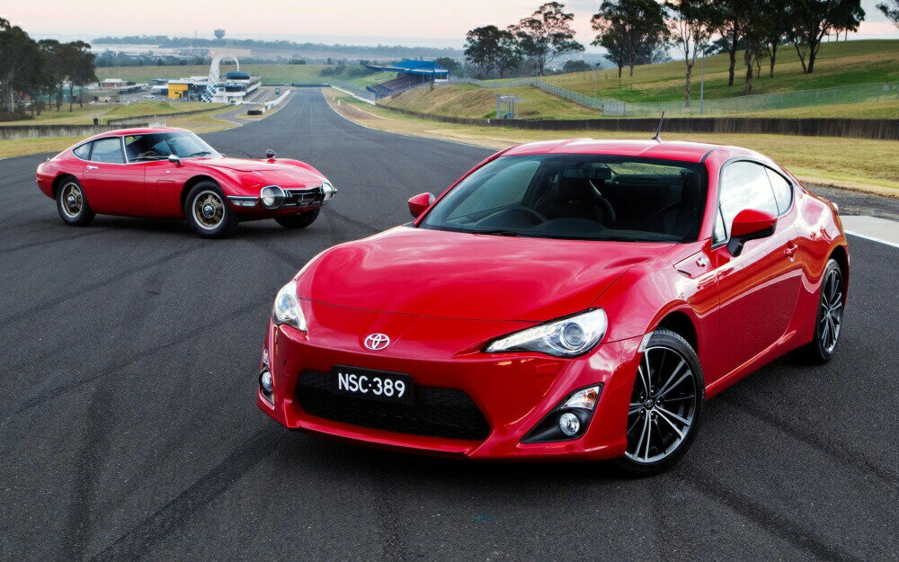 絵画風 壁紙ポスター (はがせるシール式) トヨタ 86GT トヨタ 2000GT レッド GT86 ハチロク キャラクロ GT86-006W2 (ワイド版 603mm×376mm) ＜日本製＞ ウォールステッカー お風呂ポスター