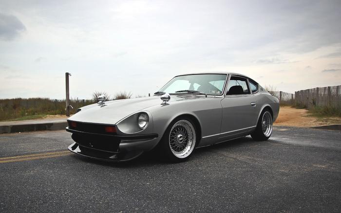 絵画風 壁紙ポスター (はがせるシール式) 日産 フェアレディZ ダットサン 260Z 北米仕様 1974年 キャラクロ N26Z-001W2 (ワイド版 603mm×376mm) ＜日本製＞ ウォールステッカー お風呂ポスター