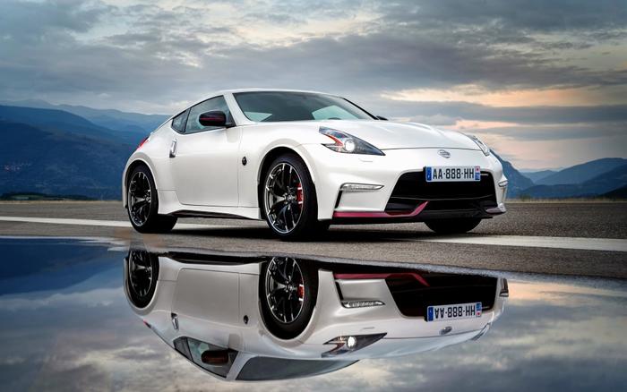 絵画風 壁紙ポスター (はがせるシール式) 日産 フェアレディZ NISMO 370Z Z34型 ホワイト 2014年 キャラクロ Z34N-003W1 (ワイド版 921mm×576mm) ＜日本製＞ ウォールステッカー お風呂ポスター