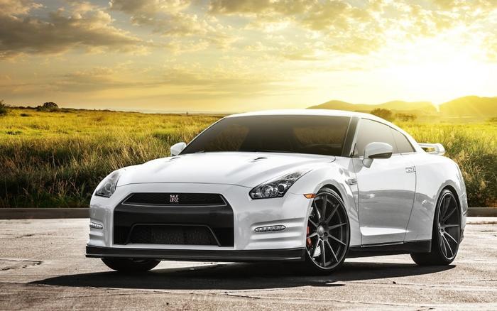 絵画風 壁紙ポスター (はがせるシール式) 日産 GT-R R35 中期型 2012年 ホワイト 夕陽 ニッサン キャラクロ NR35-023W1 (ワイド版 921mm×576mm) ＜日本製＞ ウォールステッカー お風呂ポスター