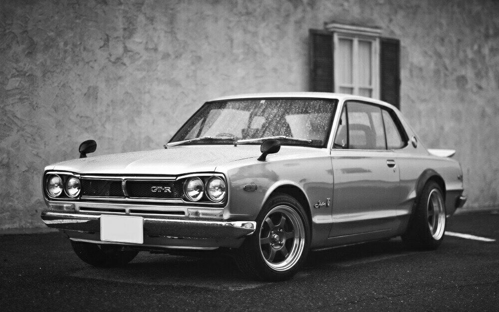 乐天商城 - 絵画風 壁紙ポスター (はがせるシール式) 日産 スカイライン 2000GT-R 初代 2ドアHT 後期型(KPGC10型) ハコスカ 1971年 モノクロ キャラクロ C10-013W1 (ワイド版 921mm×576mm) ＜日本製＞ ウォールステッカー お風呂ポスター