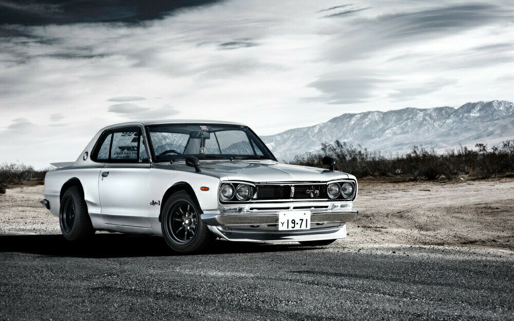 絵画風 壁紙ポスター (はがせるシール式) 日産 スカイライン 2000GT-R 初代 KPGC10型 カスタム ハコスカ 1972年 キャラクロ C10-014W2 (ワイド版 603mm×376mm) ＜日本製＞ ウォールステッカー お風呂ポスター