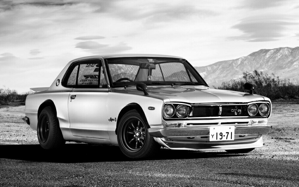 絵画風 壁紙ポスター (はがせるシール式) 日産 スカイライン 2000GT-R 初代 KPGC10型 カスタム ハコスカ 1972年 モノクロ キャラクロ C10-018W2 (ワイド版 603mm×376mm) ＜日本製＞ ウォールステッカー お風呂ポスター