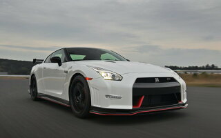 楽天市場 絵画風 壁紙ポスター はがせるシール式 日産 Gt R Nismo R35 Bホワイトパール 14年 ニッサン Nissan キャラクロ R35n 006w2 ワイド版 603mm 376mm 建築用壁紙 耐候性塗料 インテリア レアルインターショップ