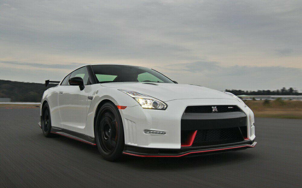 楽天市場 絵画風 壁紙ポスター はがせるシール式 日産 Gt R Nismo R35 Bホワイトパール 14年 ニッサン Nissan キャラクロ R35n 006w2 ワイド版 603mm 376mm 建築用壁紙 耐候性塗料 インテリア レアルインターショップ
