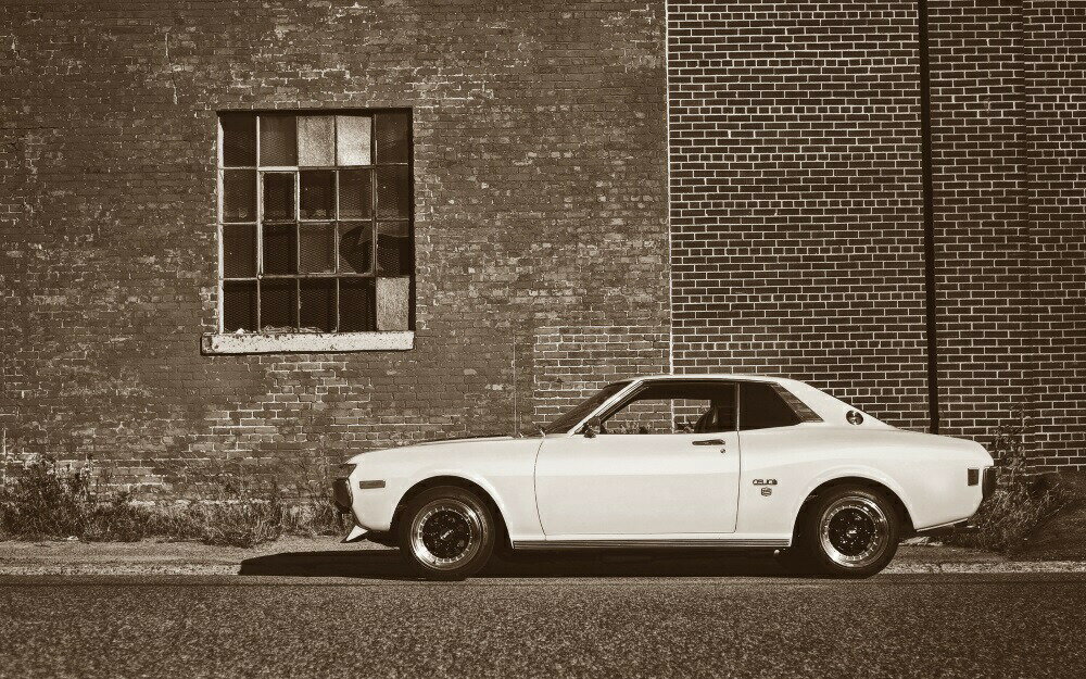 絵画風 壁紙ポスター (はがせるシール式) トヨタ セリカ (初代)クーペ 2000GT 1974年 ダルマ セピア キャラクロ TCLC-005W2 (ワイド版 603mm×376mm) ＜日本製＞ ウォールステッカー お風呂ポスター