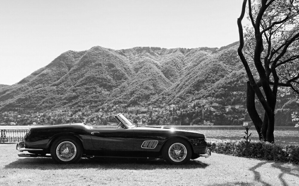 絵画風 壁紙ポスター （はがせるシール式） フェラーリ 250GT SWB スパイダー カリフォルニア 1961年 ヴィンテージ Ferrari モノクロ キャラクロ F250-008WM2 （ワイド版 603mm×376mm） 建築用壁紙＋耐候性塗料 インテリア