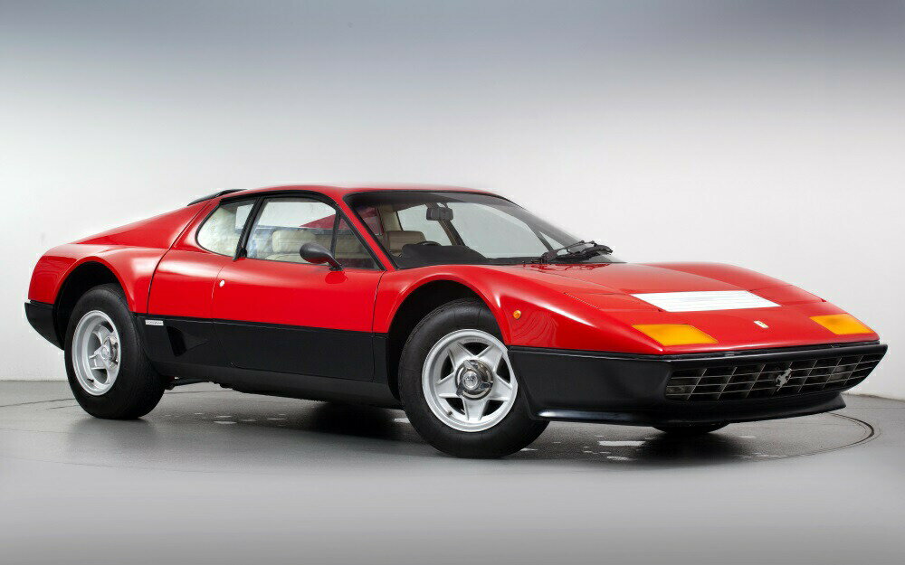 絵画風 壁紙ポスター (はがせるシール式) フェラーリ 512BB ピニンファリーナ レッド 1976年 スーパーカー キャラクロ F5BB-003W1 (ワイド版 921mm×576mm) ＜日本製＞ ウォールステッカー お風呂ポスター