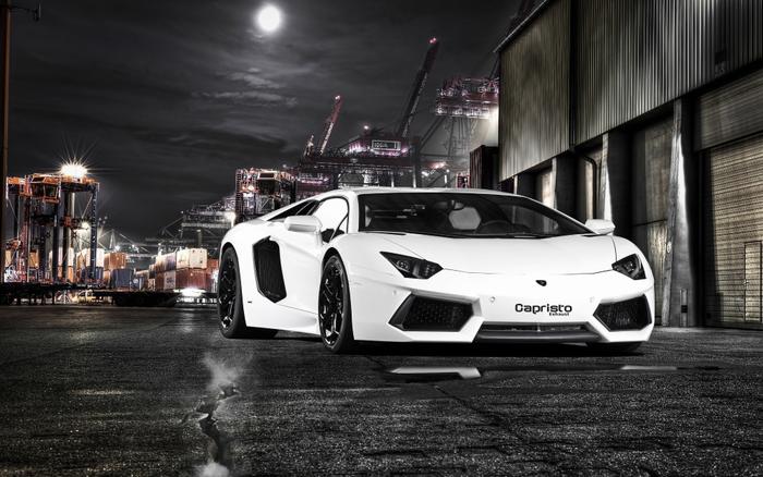 絵画風 壁紙ポスター (はがせるシール式) ランボルギーニ アヴェンタドール LP700-4 白 夜景 キャラクロ LAVD-021W1 (ワイド版 921mm×576mm) ＜日本製＞ ウォールステッカー お風呂ポスター