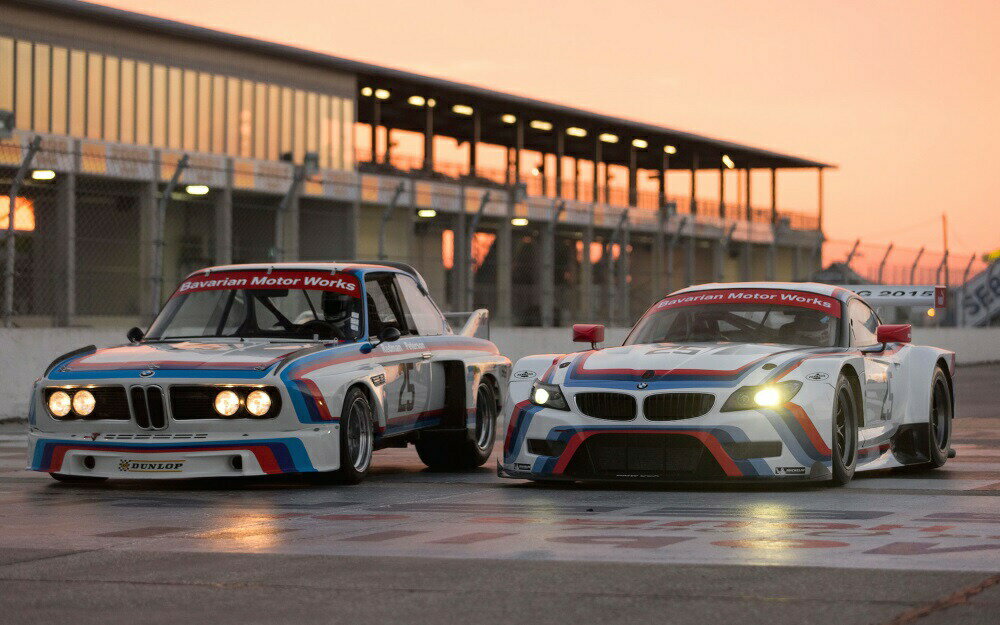 絵画風 壁紙ポスター (はがせるシール式) BMW 3.0 CSL E9 1975年レースカー & Z4 GTLM 2015年 キャラク..