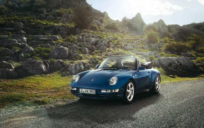 絵画風 壁紙ポスター (はがせるシール式) ポルシェ 911 カレラS タルガ 993型 1997年 Nブルー キャラクロ P993-001W1 (ワイド版 921mm×576mm) ＜日本製＞ ウォールステッカー お風呂ポスター