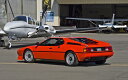 絵画風 壁紙ポスター (はがせるシール式) BMW M1 スーパーカー レッド 1980年 キャラクロ BMM1-004W1 (ワイド版 921mm×576mm) <日本製> ウォールステッカー お風呂ポスター
