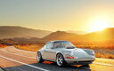 絵画風 壁紙ポスター (はがせるシール式) ポルシェ 911 Singer Porsche 901型 2011年 夕陽 キャラクロ P901-011W2 (ワイド版 603mm×376mm) ＜日本製＞ ウォールステッカー お風呂ポスター