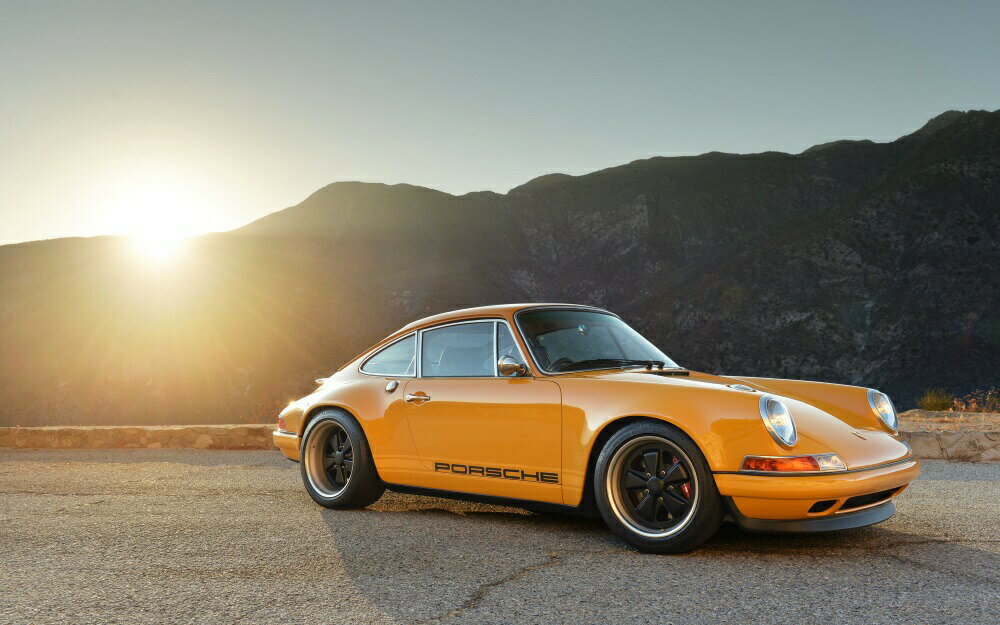 絵画風 壁紙ポスター (はがせるシール式) シンガー・ポルシェ 911 UK仕様 2010年 Pオレンジ キャラクロ P901-025W1 (ワイド版 921mm×576mm) ＜日本製＞ ウォールステッカー お風呂ポスター