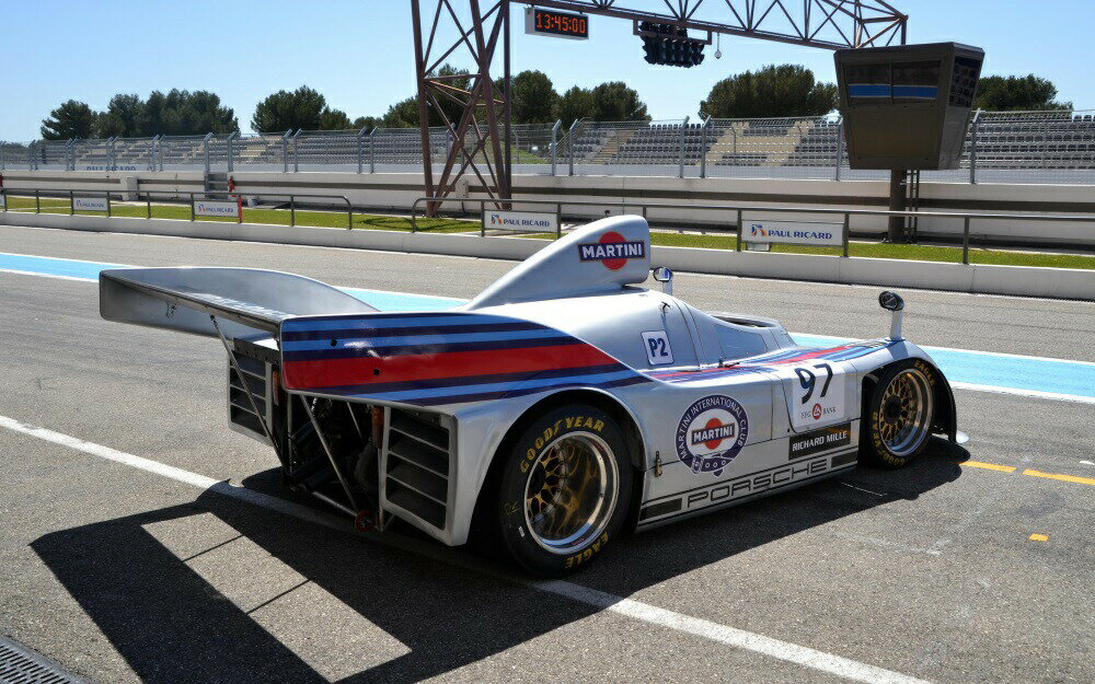 絵画風 壁紙ポスター (はがせるシール式) ポルシェ 908 ターボ レースカー 1980年 キャラクロ P908-001W2 (ワイド版 603mm×376mm) ＜日本製＞ ウォールステッカー お風呂ポスター