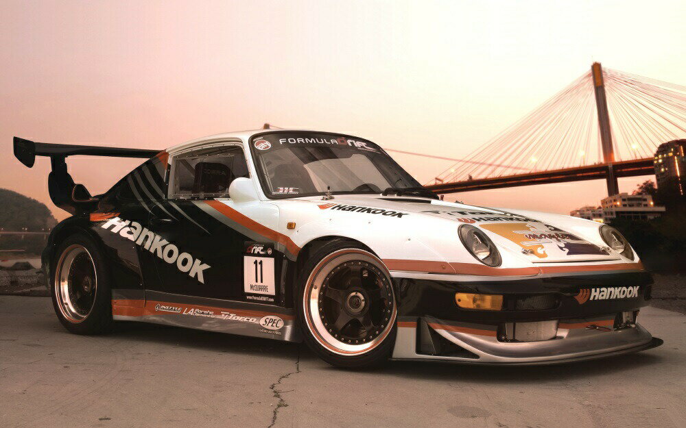 絵画風 壁紙ポスター (はがせるシール式) ポルシェ 911 ドリフトカー Hankook JIC-Magic キャラクロ PRGT-004W1 (ワイド版 921mm×576mm) ＜日本製＞ ウォールステッカー お風呂ポスター
