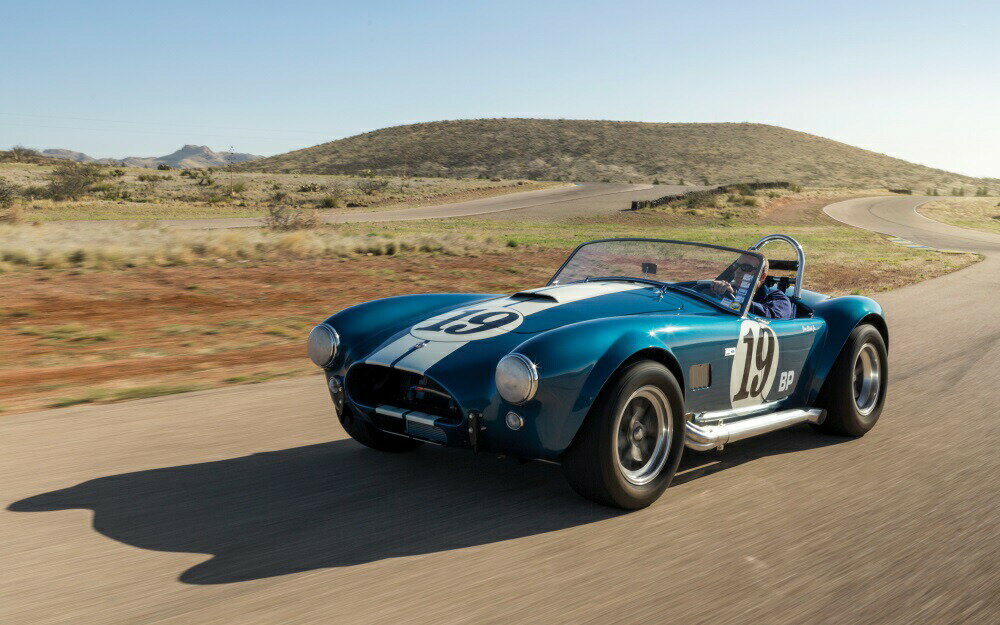 絵画風 壁紙ポスター (はがせるシール式) フォード シェルビー コブラ 289 (CSX 2326) 1964年 キャラクロ FCCB-009W2 (ワイド版 603mm×376mm) ＜日本製＞ ウォールステッカー お風呂ポスター