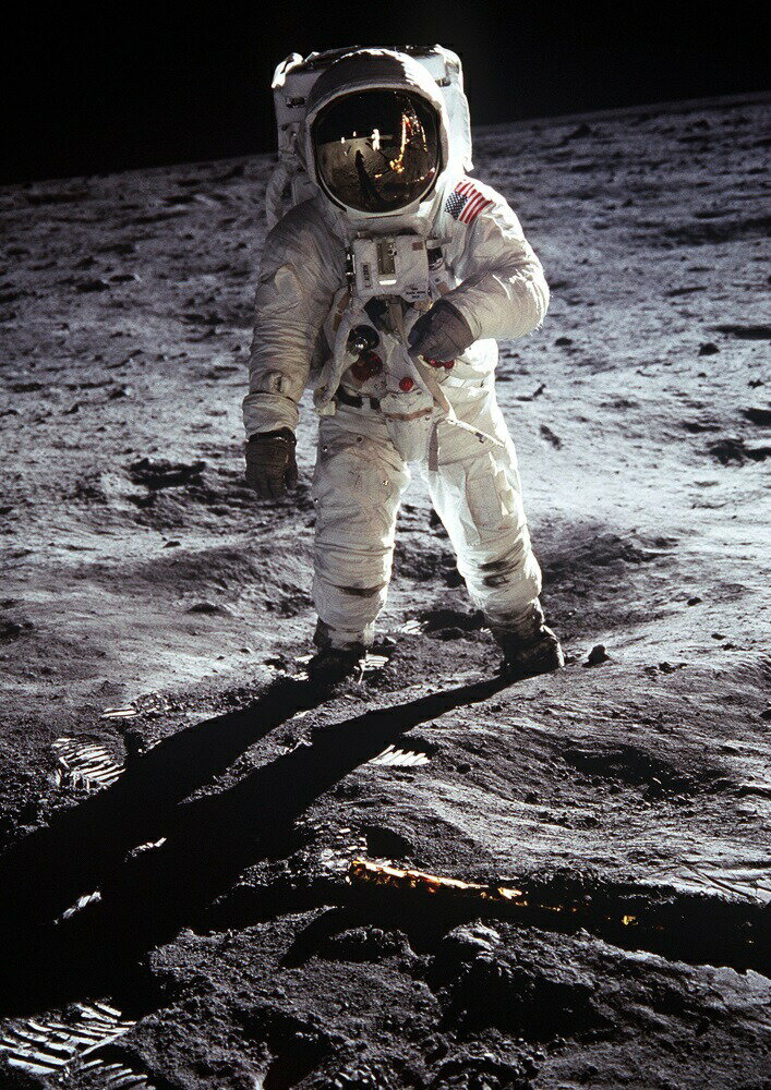 絵画風 壁紙ポスター (はがせるシール式) 月面着陸 アポロ11号 1969年 NASA キャラクロ NAS-009A2 (A2版 420mm×594mm) ＜日本製＞ ウォールステッカー お風呂ポスター