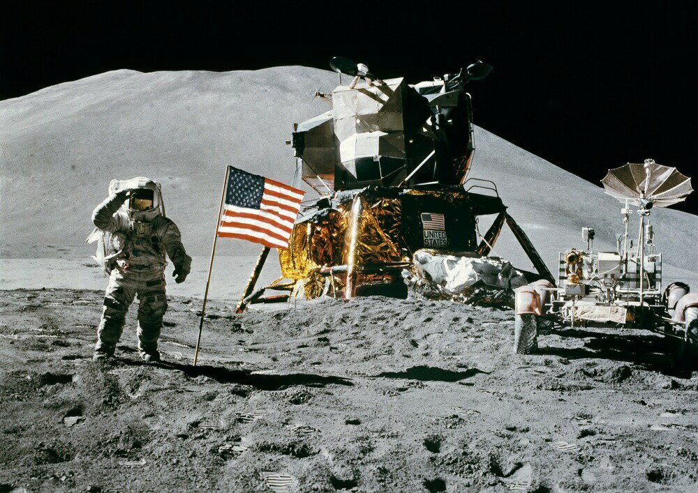 絵画風 壁紙ポスター (はがせるシール式) 月面着陸 アポロ15号 宇宙ステーション NASA 天体 キャラクロ NAS-010A2 (A2版 594mm×420mm) ＜日本製＞ ウォールステッカー お風呂ポスター