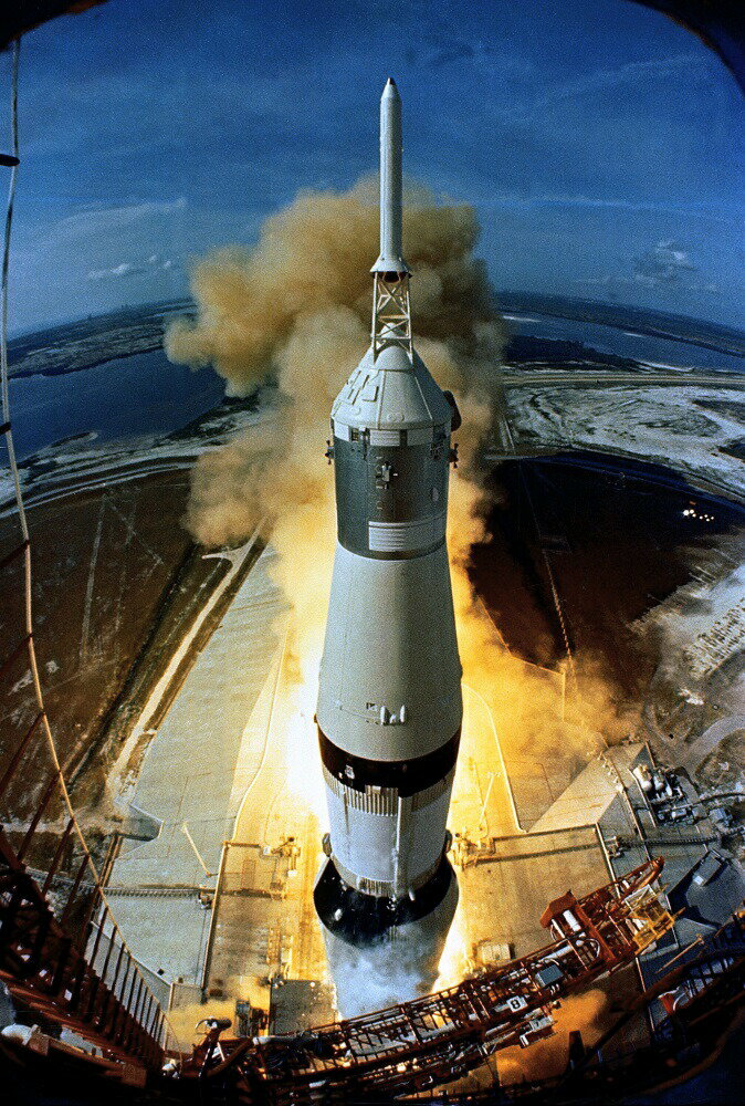 絵画風 壁紙ポスター (はがせるシール式) 史上初の月面着陸に成功したアポロ11号の発射 サターンV SA-506 ロケット 1969年 NASA キャラクロ NAS-016S1 (576mm×854mm) ＜日本製＞ ウォールステッカー お風呂ポスター