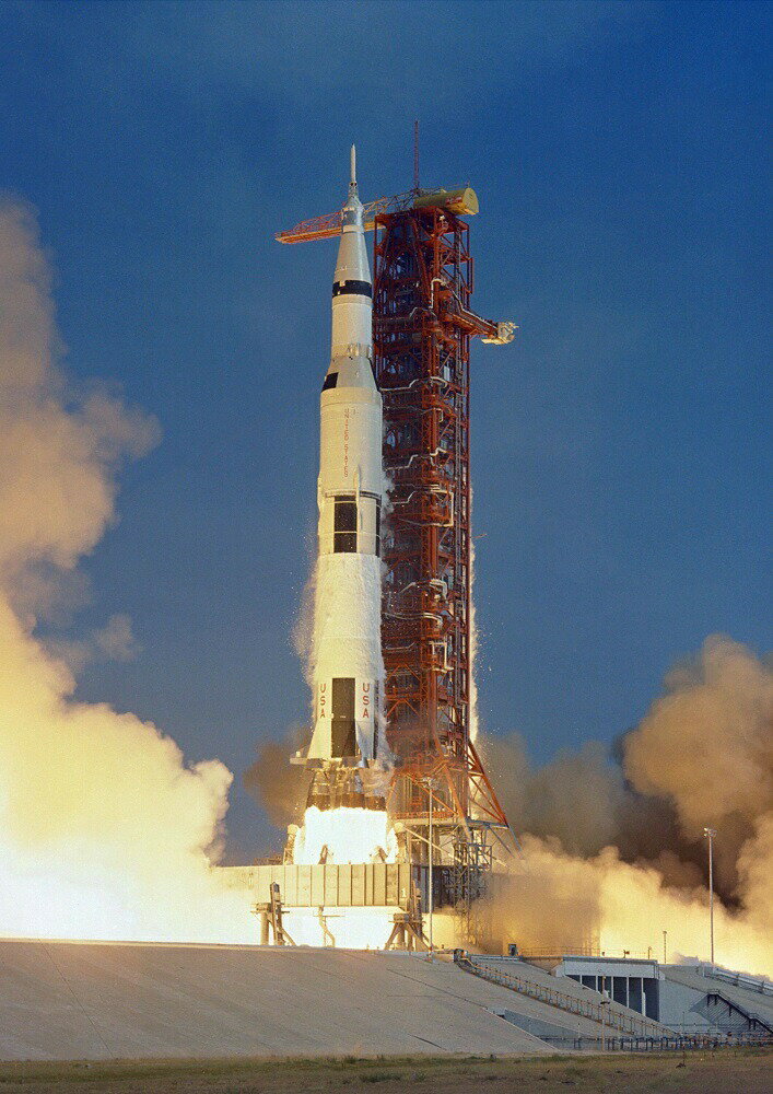 絵画風 壁紙ポスター (はがせるシール式) アポロ11号の発射 サターンV SA-506 ロケット 1969年 NASA キャラクロ NAS-017A1 (A1版 585mm×830mm) ＜日本製＞ ウォールステッカー お風呂ポスター