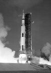 絵画風 壁紙ポスター (はがせるシール式) アポロ11号の発射 サターンV SA-506 ロケット 1969年 NASA モノクロ キャラクロ NAS-017AM1 (A1版 585mm×830mm) ＜日本製＞ ウォールステッカー お風呂ポスター