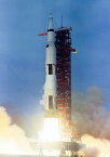 絵画風 壁紙ポスター (はがせるシール式) アポロ11号の発射 サターンV SA-506 ロケット 1969年 NASA キャラクロ NAS-019A1 (A1版 585mm×830mm) ＜日本製＞ ウォールステッカー お風呂ポスター