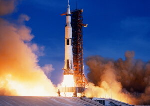 絵画風 壁紙ポスター (はがせるシール式) アポロ11号の発射 サターンV SA-506 ロケット 1969年 NASA キャラクロ NAS-021A2 (A2版 594mm×420mm) <日本製> ウォールステッカー お風呂ポスター