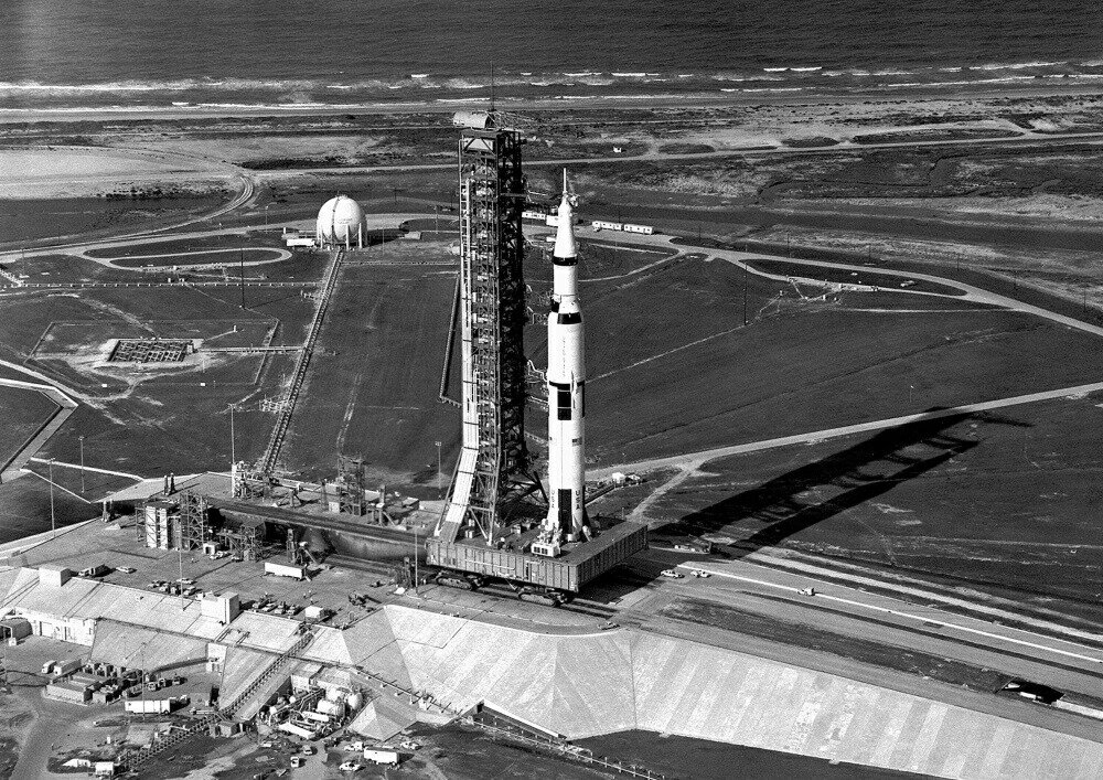 絵画風 壁紙ポスター (はがせるシール式) 史上初の月面着陸に成功したアポロ11号の発射 サターンV SA-506 1969年7月16日 ケネディ宇宙センター NASA キャラクロ NAS-022A1 (A1版 830mm×585mm) ＜日本製＞ ウォールステッカー お風呂ポスター