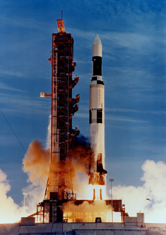 絵画風 壁紙ポスター (はがせるシール式) アポロ計画最後の発射 スカイラブ1号 サターンV SA-513 ロケ..