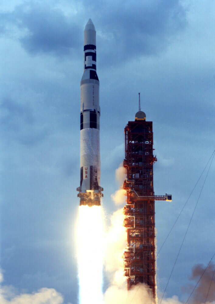 絵画風 壁紙ポスター (はがせるシール式) アポロ計画最後の発射 スカイラブ1号 サターンV SA-513 ロケ..