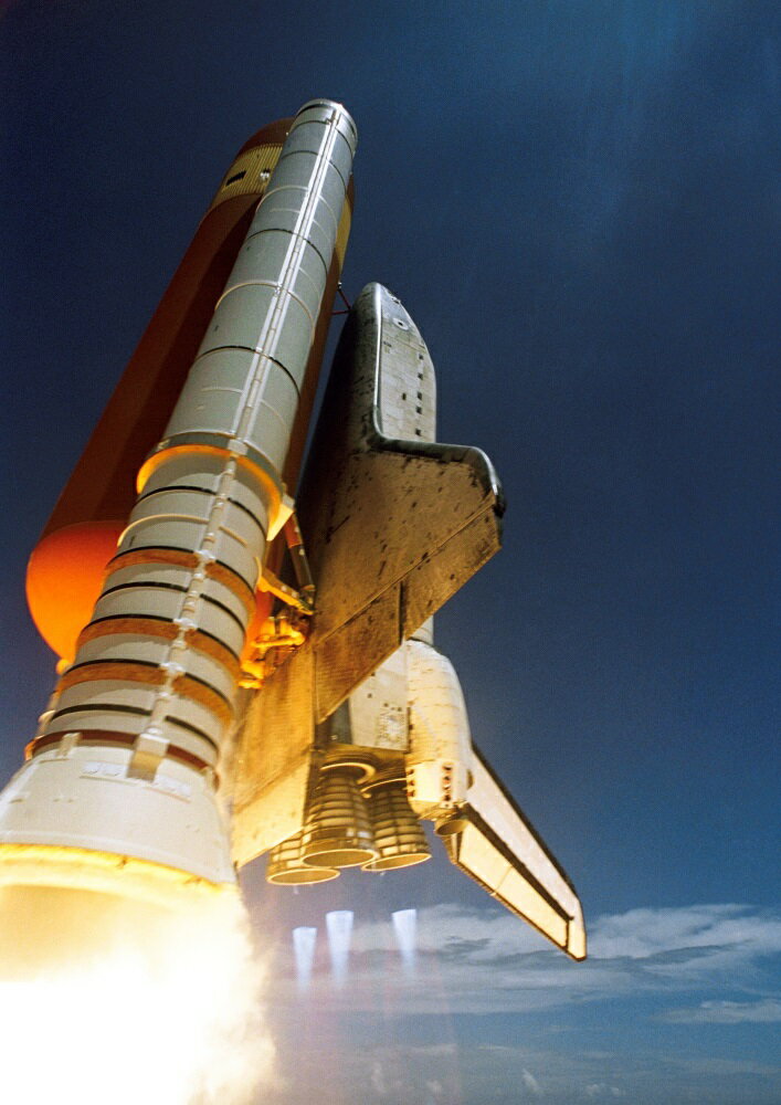 絵画風 壁紙ポスター (はがせるシール式) スペースシャトル ディスカバリー フロリダ上空 ケネディ宇宙センター ロケット NASA キャラクロ NAS-028A2 (A2版 420mm×594mm) ＜日本製＞ ウォールステッカー お風呂ポスター