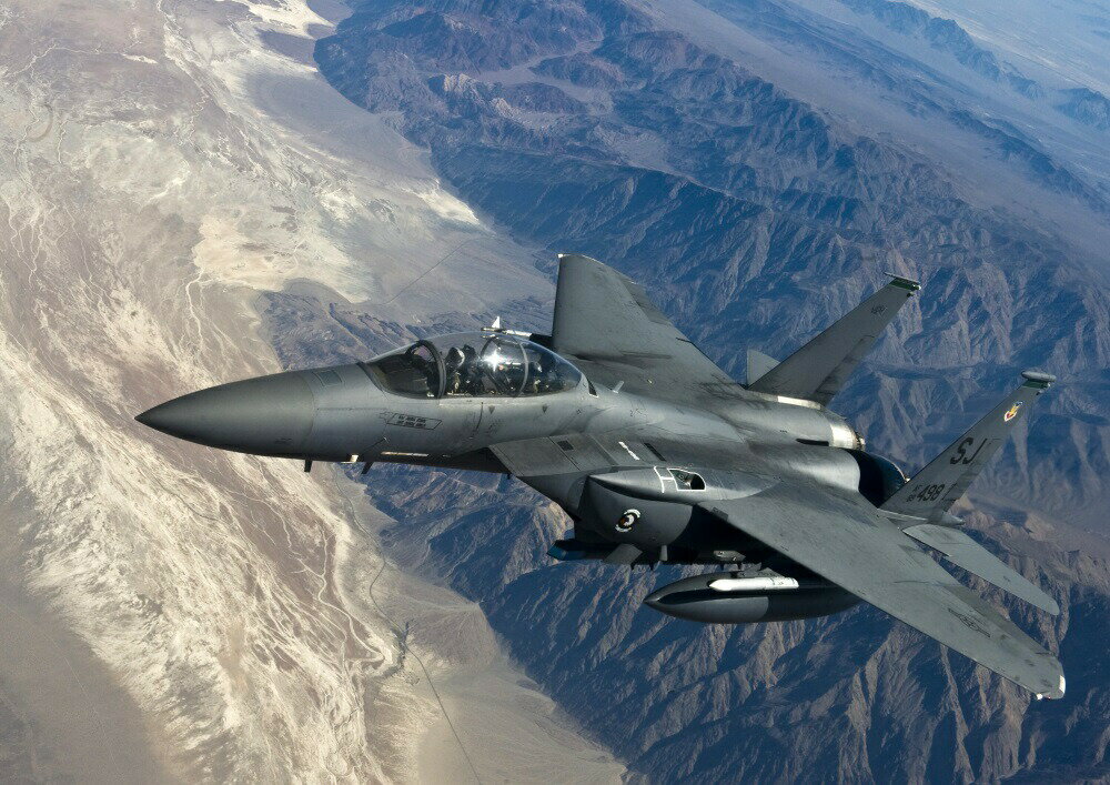 絵画風 壁紙ポスター (はがせるシール式) 戦闘機 F-15E ストライクイーグル 米空軍 ボーイング ダグラス キャラクロ UAFT-001A1 (A1版 830mm×585mm) ＜日本製＞ ウォールステッカー お風呂ポスター