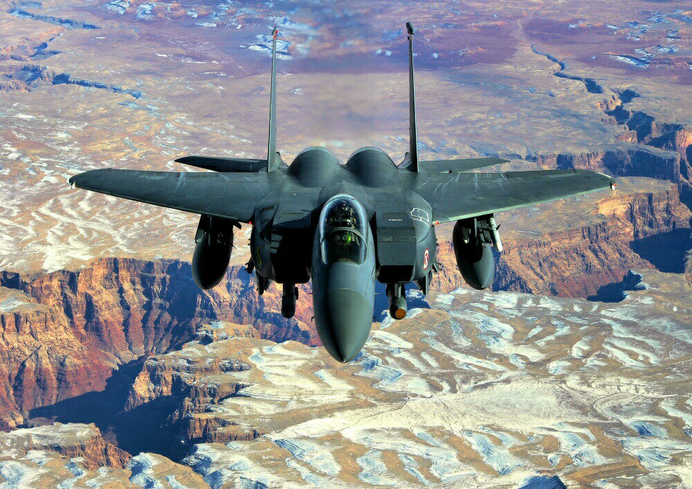 絵画風 壁紙ポスター (はがせるシール式) 戦闘機 F-15E ストライクイーグル 米空軍 ボーイング ダグラス キャラクロ UAFT-002A2 (A2版 594mm×420mm) ＜日本製＞ ウォールステッカー お風呂ポスター