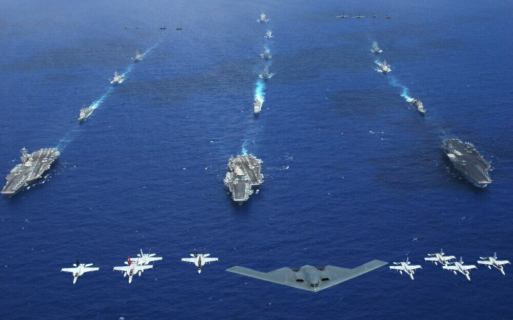 絵画風 壁紙ポスター (はがせるシール式) USS 空母 戦闘機 F-18 ステルス爆撃機 B2 空軍 海軍 キャラクロ UAFT-010W2 (ワイド版 603mm×376mm) ＜日本製＞ ウォールステッカー お風呂ポスター