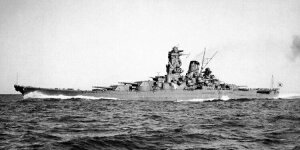 絵画風 壁紙ポスター (はがせるシール式) 戦艦大和 高知県沖 宿毛湾泊地 1941年 太平洋戦争 ヤマト ミリタリー キャラクロ SYMT-003S2 (603mm×301mm) <日本製> ウォールステッカー お風呂ポスター