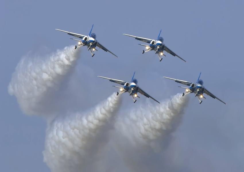 乐天商城 - 絵画風 壁紙ポスター (はがせるシール式) ブルーインパルス T-4 航空自衛隊 アクロバット飛行チーム キャラクロ JABI-005A1 (A1版 830mm×585mm) ＜日本製＞ ウォールステッカー お風呂ポスター