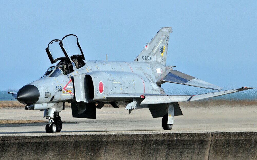 絵画風 壁紙ポスター (はがせるシール式) 航空自衛隊 F-4 ファントム2 戦闘機 F-4EJ改 百里基地 JASDF 空自 ミリタリー キャラクロ JASD-018W2 (ワイド版 603mm×376mm) ＜日本製＞ ウォールステッカー お風呂ポスター