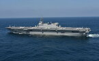 絵画風 壁紙ポスター (はがせるシール式) 護衛艦いずも DDH-183 いずも型護衛艦1番艦 ヘリコプター搭載護衛艦(DDH) 2015年就役 海上自衛隊 JMSDF 海自 キャラクロ JMSD-001W1 (ワイド版 921mm×576mm) ＜日本製＞ ウォールステッカー お風呂ポスター