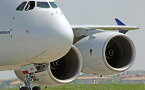 絵画風 壁紙ポスター (はがせるシール式) エアバス A380-800 ロールス・ロイス製(R-R)ターボファン・エンジン シンガポール航空 世界最大 キャラクロ A380-010W2 (ワイド版 603mm×376mm) ＜日本製＞ ウォールステッカー お風呂ポスター