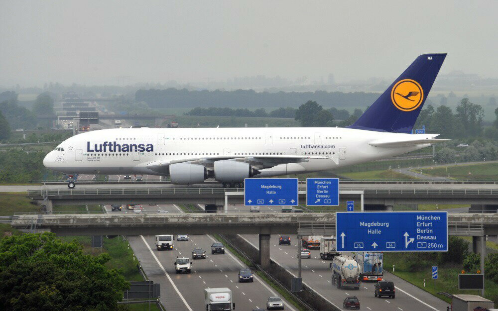 絵画風 壁紙ポスター (はがせるシール式) ルフトハンザドイツ航空 LH エアバス A380-800 ドイツ ライプツィヒ・ハレ空港 2014年運用 キャラクロ A380-020W1 (ワイド版 921mm×576mm) ＜日本製＞ ウォールステッカー お風呂ポスター
