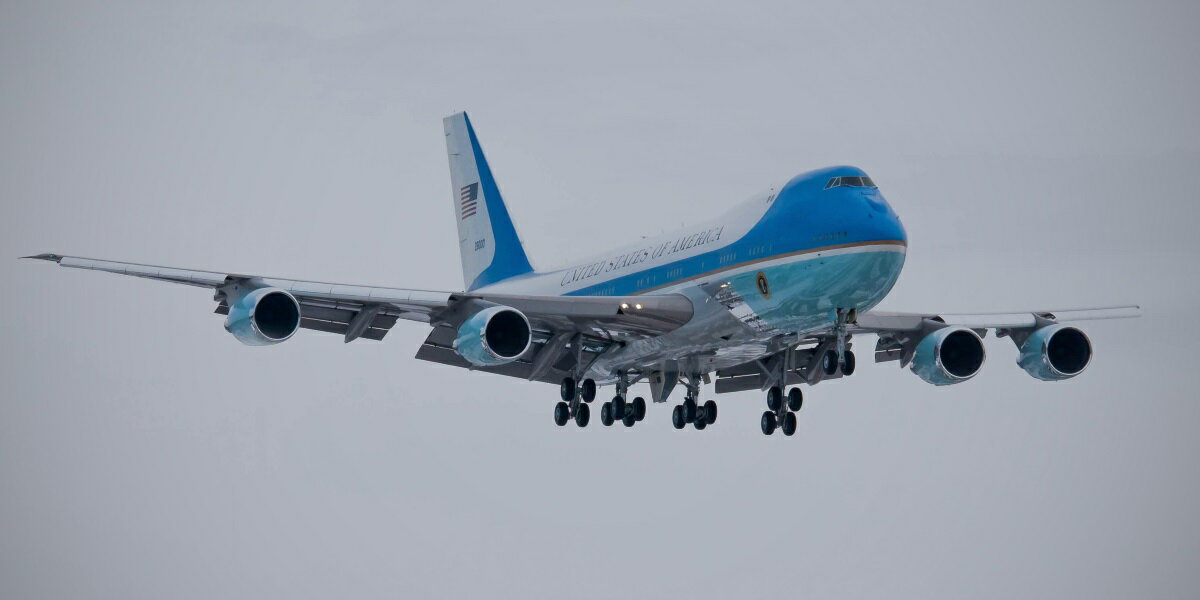 乐天商城 - 絵画風 壁紙ポスター (はがせるシール式) アメリカ合衆国大統領専用機 VC-25A エアフォースワン ボーイング 747-2G4B 82-8000 1990年運用 パノラマ キャラクロ 747A-005S1 (1152mm×576mm) ＜日本製＞ ウォールステッカー お風呂ポスター