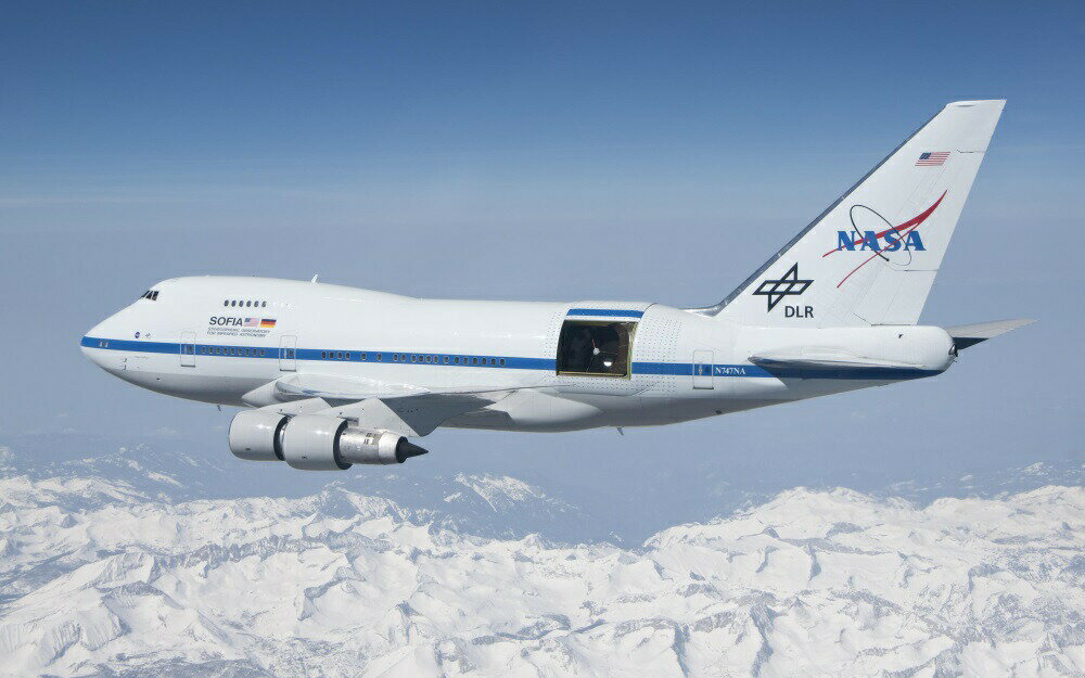 絵画風 壁紙ポスター (はがせるシール式) NASA & ドイツDLR N747NA(ボーイング 747SP-21型) SOFIA(遠赤外線天文学成層圏天文台) 2010年運用 キャラクロ 747N-005W2 (ワイド版 603mm×376mm) ＜日本製＞ ウォールステッカー お風呂ポスター