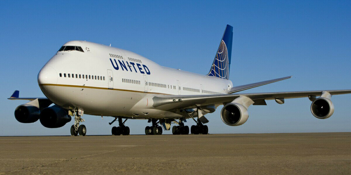 絵画風 壁紙ポスター (はがせるシール式) ユナイテッド航空 UA ボーイング 747-400 ジャンボジェット 1989年運用 パノラマ キャラクロ B747-005S1 (1152mm×576mm) ＜日本製＞ ウォールステッカー お風呂ポスター