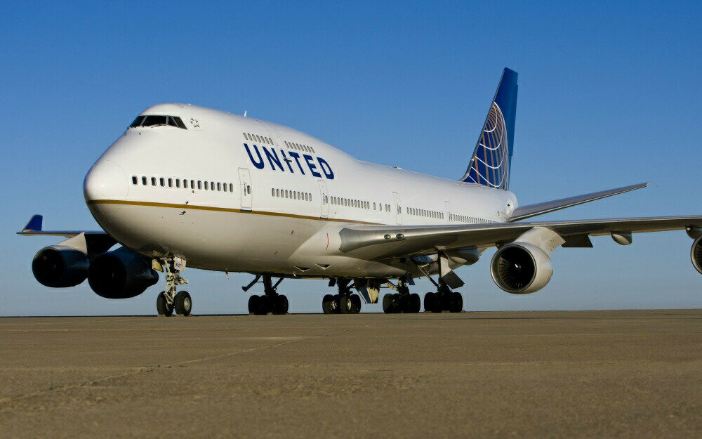 絵画風 壁紙ポスター (はがせるシール式) ユナイテッド航空 UA ボーイング 747-400 ジャンボジェット 1989年運用 キャラクロ B747-005W2 (ワイド版 603mm×376mm) ＜日本製＞ ウォールステッカー お風呂ポスター