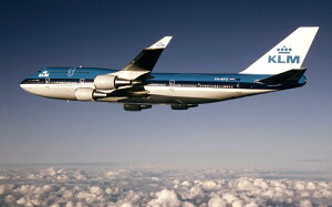 絵画風 壁紙ポスター (はがせるシール式) KLMオランダ航空 KL ボーイング 747-400 ジャンボジェット 1989年運用 キャラクロ B747-014W1 (ワイド版 921mm×576mm) <日本製> ウォールステッカー お風呂ポスター